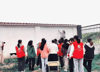 文化与传媒学院赴十井小学开展“二十四节气”墙绘志愿服务活动