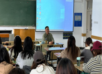 名师进课堂——何村教授指导新闻学子挖掘人物温度：在马郢村，上一堂行走的思政课