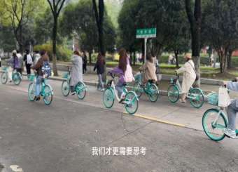 优秀学生作品——23新闻章馨月、刘琦、王琪《校园单车：上课难觅 下课遍地》