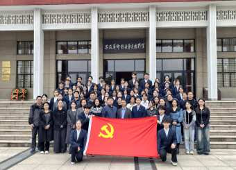缅怀革命先烈 赓续红色血脉——文化与传媒学院联合马克思主义学院开展“祭英烈，铸国魂”清明祭扫活动