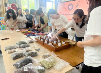 锦缎缝囊萃百草，古法和香传古道 ——非遗研学中心开展中药香囊·非遗手工坊